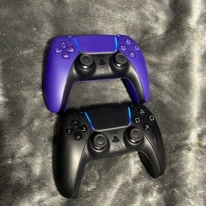 2 PS5 controllers